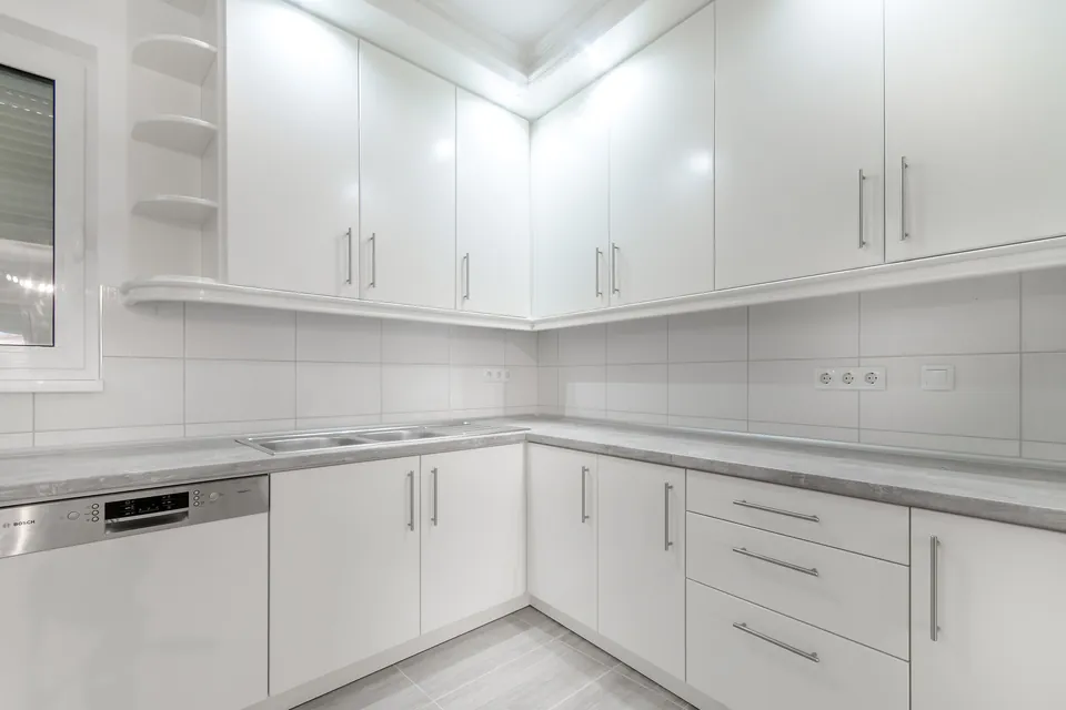 Cocina blanca equipada