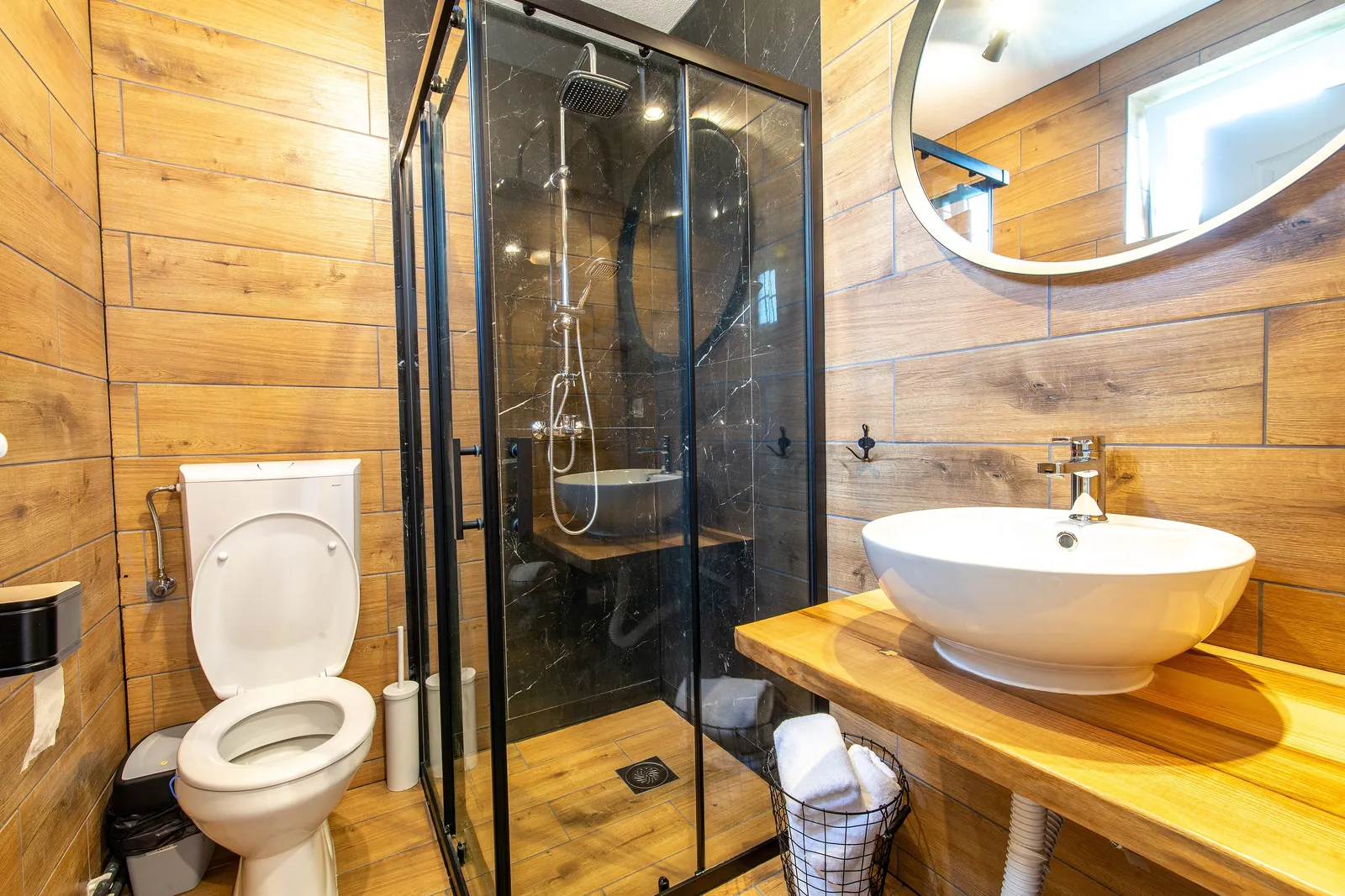 Baño con ducha de vidrio